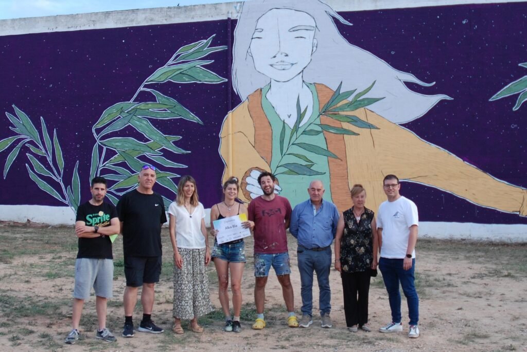 L’artista Alba Bla finalitza el mural commemoratiude la Mostra Cultural de l’Alcalatén